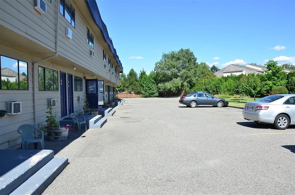 Canadas Best Value Inn Келоуна Екстериор снимка