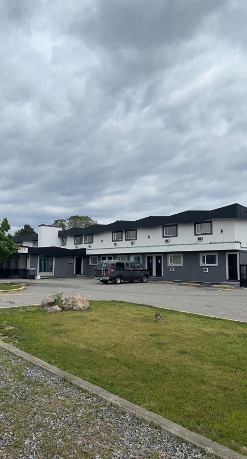 Canadas Best Value Inn Келоуна Екстериор снимка