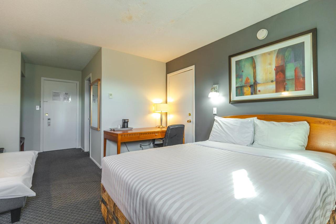 Canadas Best Value Inn Келоуна Екстериор снимка