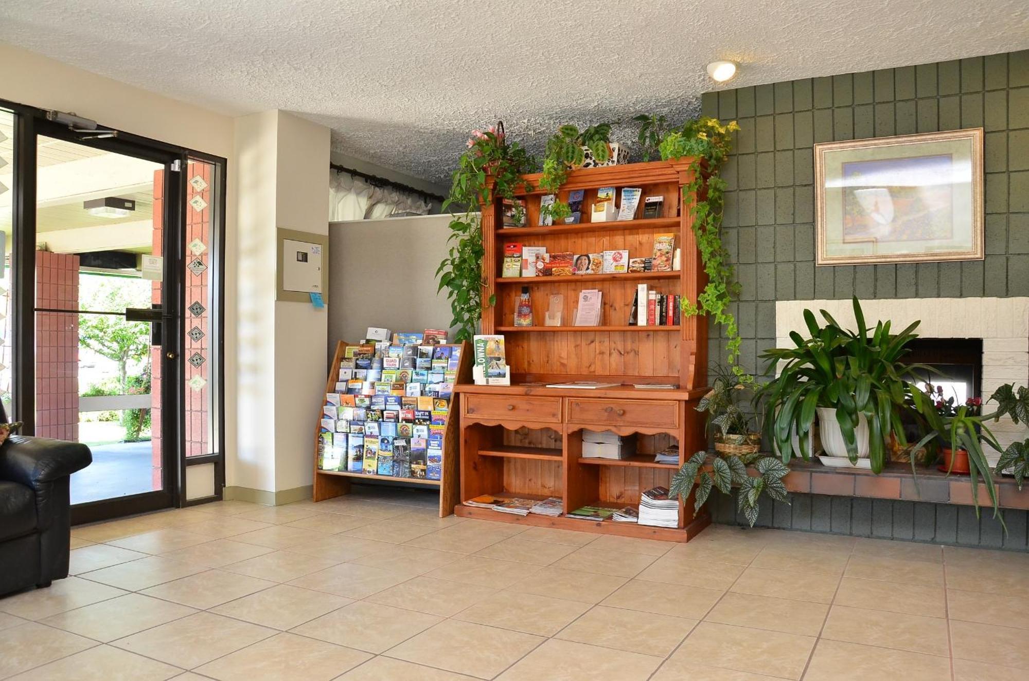 Canadas Best Value Inn Келоуна Екстериор снимка
