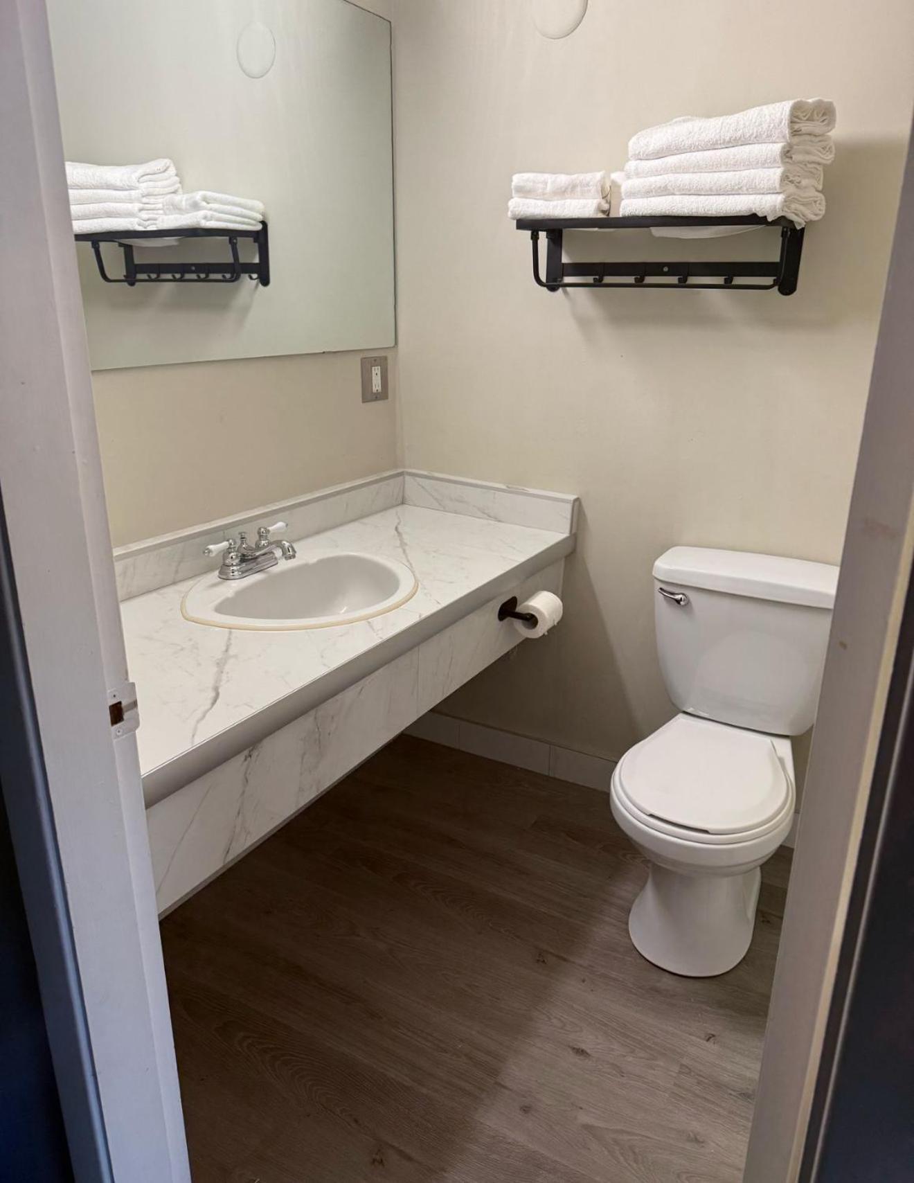 Canadas Best Value Inn Келоуна Екстериор снимка