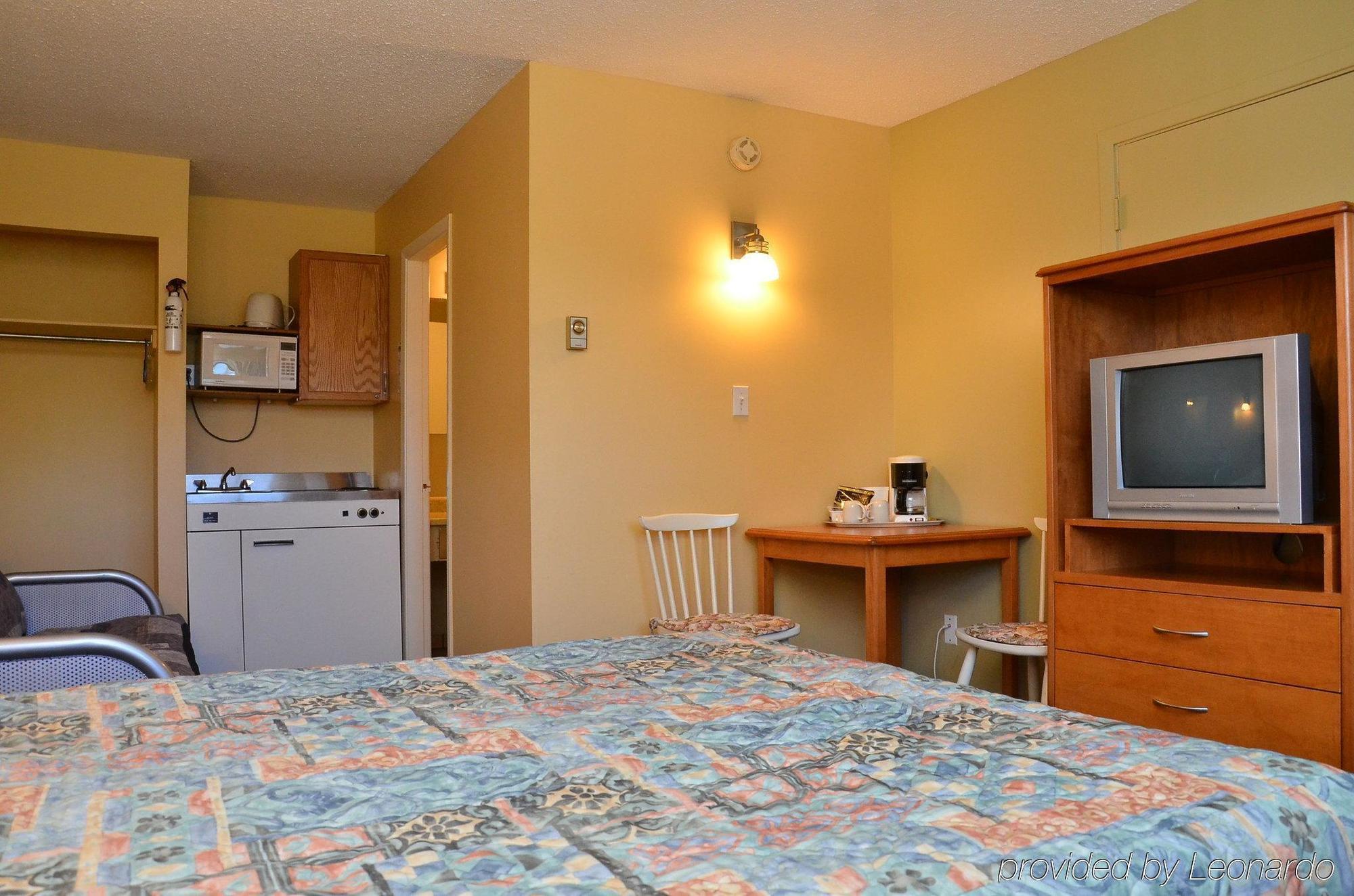 Canadas Best Value Inn Келоуна Екстериор снимка