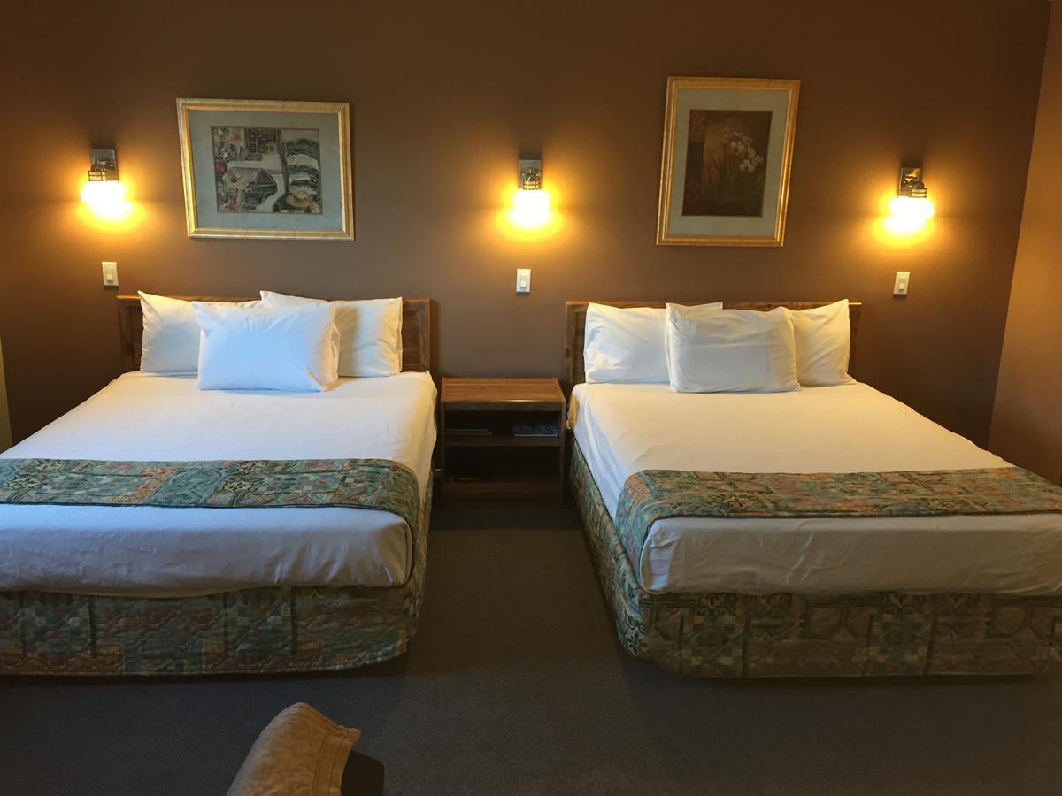 Canadas Best Value Inn Келоуна Екстериор снимка