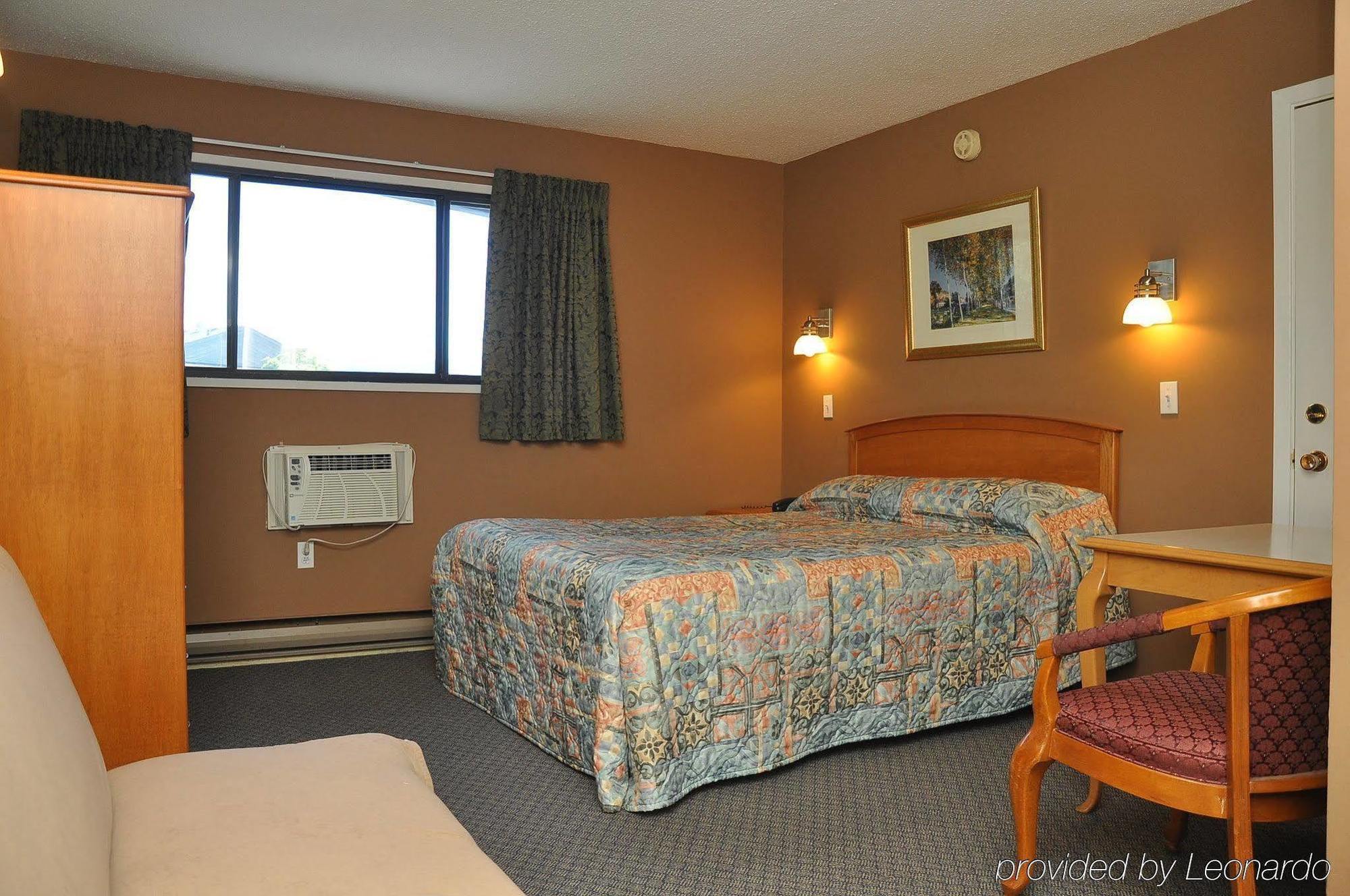 Canadas Best Value Inn Келоуна Стая снимка