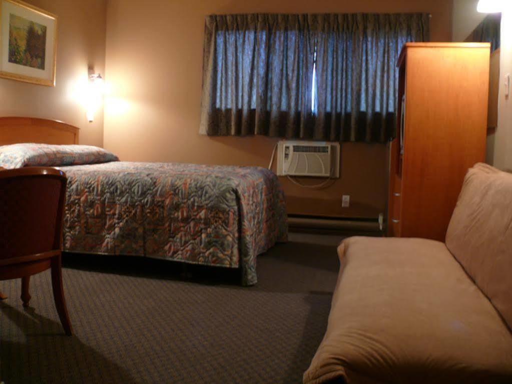 Canadas Best Value Inn Келоуна Екстериор снимка
