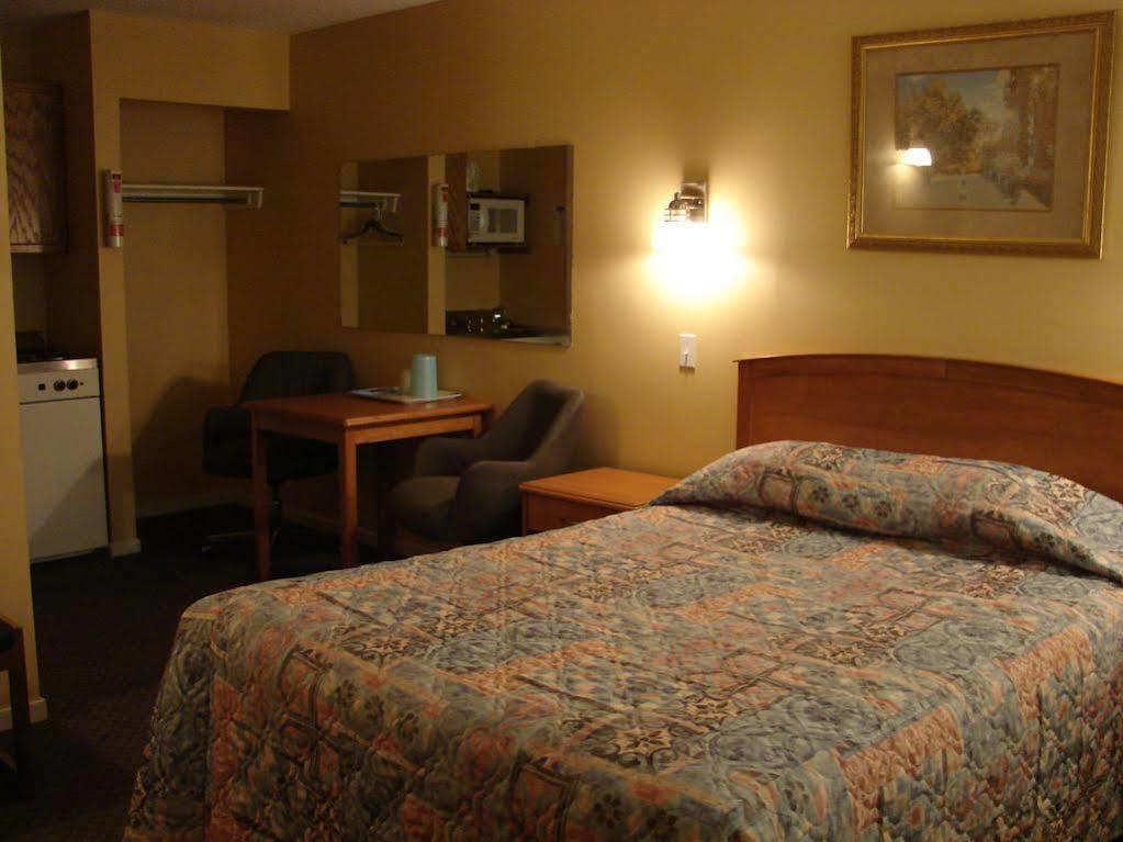 Canadas Best Value Inn Келоуна Екстериор снимка