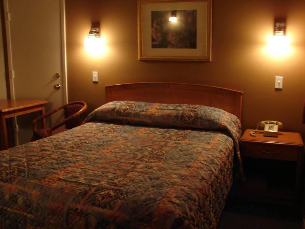 Canadas Best Value Inn Келоуна Екстериор снимка