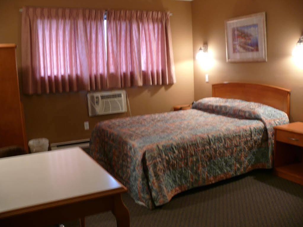 Canadas Best Value Inn Келоуна Екстериор снимка