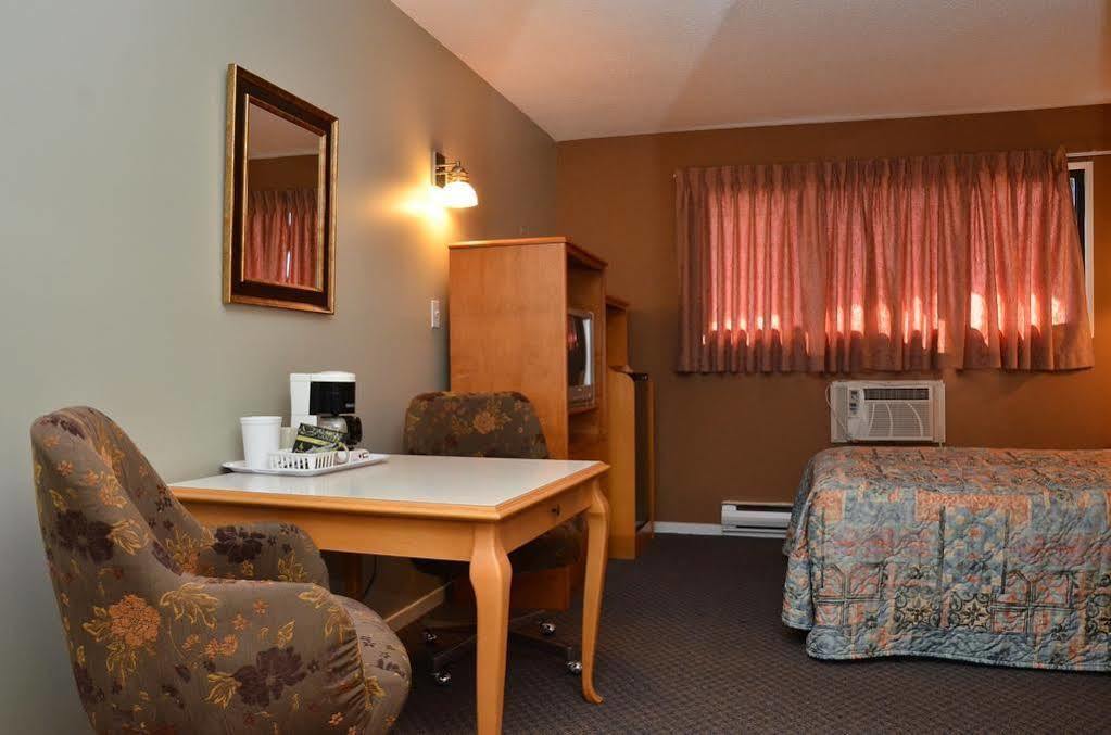 Canadas Best Value Inn Келоуна Екстериор снимка