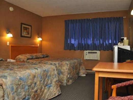 Canadas Best Value Inn Келоуна Екстериор снимка