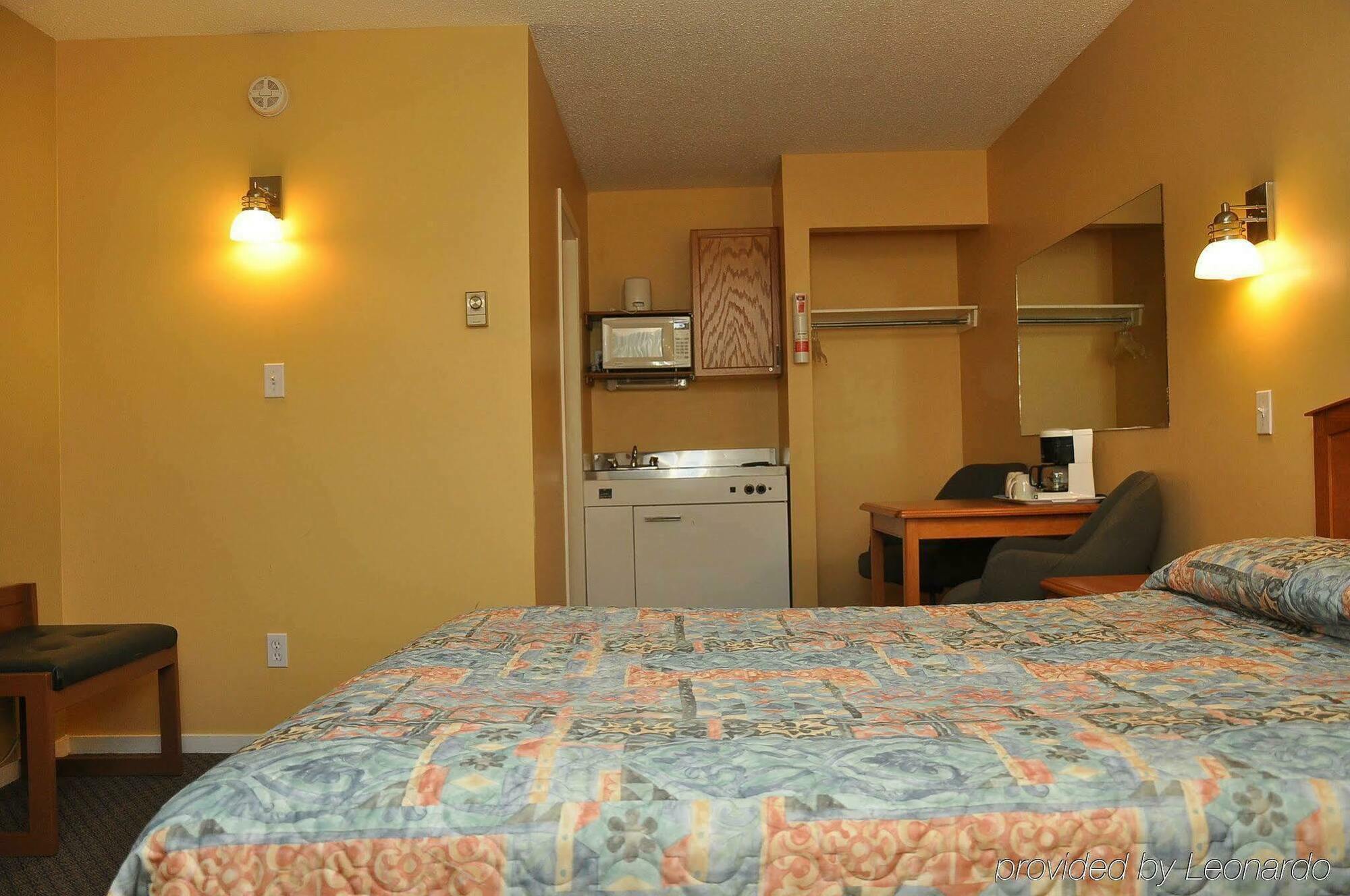 Canadas Best Value Inn Келоуна Екстериор снимка